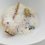 L'ORANGERIE - クエのポワレ⭐️皮と身の間の脂がギュシっと美味しい❣️お魚出汁のエスプーマの下にシャクシャクした海藻とふっくらムール貝が♡