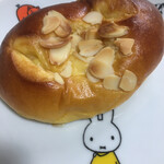 ブーランジェリー セイジアサクラ - クリームパン