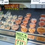 金のからあげ - キムチ類も売っている