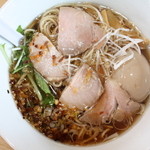 湖麺屋 リールカフェ - レアチャーシューが目立つように盛りつけ  上から