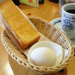 コメダ珈琲店 - モーニングに時間帯はコーヒーの値段だけでパンと、ゆで卵がついてくる。