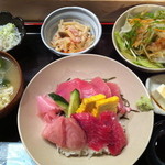 すし元 - ８００えん 本まぐろの鉄火丼(数量限定みたい)