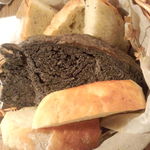 ケ カリーノ - 自家製パン盛り合わせ　¥350  イカ墨・バジル・チーズ
