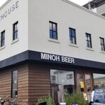 ミノオ ビール ウエアハウス - 店舗外観
      住宅街なのでシンプルな建物。
      だけどロゴはドーン！と目立っています。