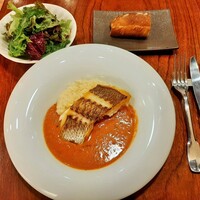 ココカラ フランス編 - ソースやバターライスとワンプレートで楽しむお魚メイン、サラダや自家製パン、冷製スープ付きで税込み990円