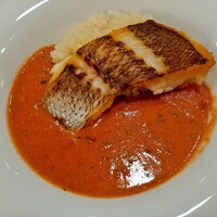 ココカラ フランス編 - 香ばしく焼いた明石産天然真鯛、フレンチならではの凝ったトマトソース、パラッと風味抜群のバターライスの三重奏