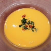 ココカラ フランス編 - サラッと軽いのにクリーミーな冷製スープ、ひんやり人参の甘味とカリカリのクルトンがマッチ