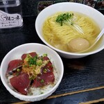 塩そば専門店 桑ばら - 釣師セキネさんの鰹タタキ丼と塩かけそばの定食