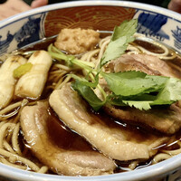 日本橋 やぶ久 - 鴨南蛮そば
                    濃いめの御汁に鴨肉と焼いたネギの香り、蕎麦の美味しさが引き立ちます♪
                    やはり東京の蕎麦は旨い！！