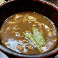 日本橋 やぶ久 - つけカレーせいろ
                    やぶ久さんの名物つけカレー
                    豚コマ肉が小さく切られ、蕎麦との食べ合わせがとても良い塩梅♪
                    お蕎麦屋さんの和風味のカレー、かえしが味のポイントです。