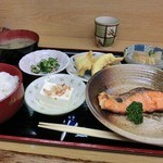 味処 なかじま - 7定/750円定食。　ご飯、味噌汁、ヤッコ、酢の物、煮込み、天ぷら、焼き鮭
