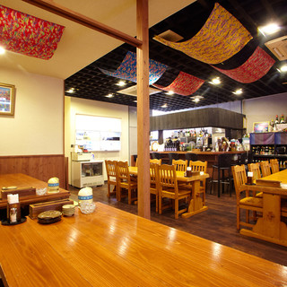 Enjoy the Okinawan atmosphere ◆ Perfect for meals while traveling or large banquets ◎