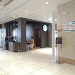 スターバックス・コーヒー - 客席は百貨店の通路を隔てています