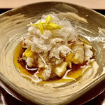 道人 - 伊勢海老（淡路）の昆布締め〜この一品の美しさを見ただけで本日の料理の期待感はMAX。炙り伊勢海老の解し身、赤雲丹の身、下には汲み上げ湯葉、菊の花散らし。