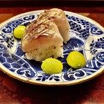 道人 - カマス小袖寿司〜カマスの身が厚くて噛むと圧縮された酢飯から旨味が滲み出てくる。