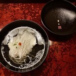 道人 - 器も恐ろしく綺麗。通常、食器は５組セットですから、うちの奥さまだけ黒漆の器。だが、その器は”景文”という1700年代のものだった。