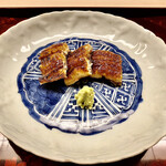 道人 - 鰻（有明海）～お腹の黄色い海鰻のかば焼き。パリッパリに焼き上げた鰻を包丁で”サクッ”と一気に切り分ける音が心地よい。