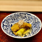 道人 - 子持ち鮎と焼き茄子～柿の種を砕いた衣を塗して揚げた琵琶湖の子持ち鮎と焼き茄子。