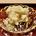 道人 - 蟹身と梨の白和え～蟹の身と梨に胡桃を削った白和えとは何とも想像し得ない初めての料理。これには驚いた。発想の幅が広すぎてわたくしの頭では追い付かない。