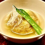 道人 - 渡り蟹のひろうすは、月に見立てた渡り蟹とススキに見立てた鞘いんげん、雲に見立てた白髪ねぎ。優しい味わい。