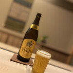 道人 - エビス瓶ビールとペリエをお願いして、皆さんで乾杯。何気に使われているコップはオールドバカラの春海コレクション。