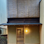 道人 - シンプルで質素な店構え。京都らしい間口の狭さは雰囲気がある。