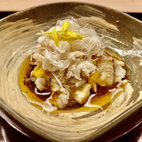 道人 - 伊勢海老（淡路）の昆布締め〜この一品の美しさを見ただけで本日の料理の期待感はMAX。炙り伊勢海老の解し身、赤雲丹の身、下には汲み上げ湯葉、菊の花散らし。