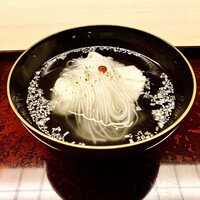 道人 - アコウ（淡路）の椀物〜半透明に輝く葛素麺、今が旬のアコウ（キジハタ）と白髪葱を散らして。