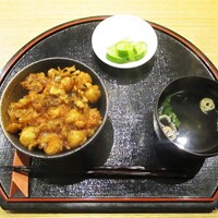 天麩羅 なか江 - 小柱と小海老のかき揚げ丼：小柱と小海老が サクサクの衣をまとったかき揚げに仕上げられています。 名古屋人好みの甘辛いタレが かき揚げに浸みていて、とても美味しい天丼ですョ！　　　　　2020.09.12