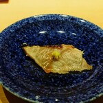 鮨 唐島 - くろむつ藁やき、藁は㐂六と同じ黒木本店の麦焼酎「百年の孤独」の麦藁を使用