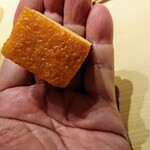 鮨 唐島 - 玉子焼きは柔らかいので手渡し