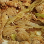 江戸清 - 鶏肉の下には炒められたネギ