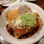 マイクス - チミチャンガ(チョリソー)  １３５０円(税別)  太いブリトーを揚げたもの。