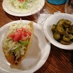 マイクス - 揚げたハードシェルのタコスはビーフなら単品５２０円(税別)  右にはハラペーニョの酢漬(税別１７０円)