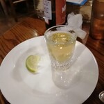 マイクス - 別のテキーラ。ショットグラスで。