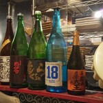 Torikushiya Nanashino - カウンター上、酒のボトル