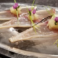 十皿 - ③炙り〆鯖(和歌山県産)のカルパッチョ、玉葱(兵庫県淡路島産)&生姜載せ
                    炙って皮目付近を加熱、脂を活性化。
                    旨みがグッと引き出されています。
                    微かに生臭さを感じるが玉葱&生姜で処置