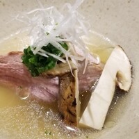 十皿 - ④松茸(中国産)と河内鴨(大阪府)のスライス&肉団子、葱スープ
                      松茸は香りが有ったけど、河内鴨の出汁なのか、スープが濃過ぎてクドい。
                      和と伊の融合というにはちょっとね。