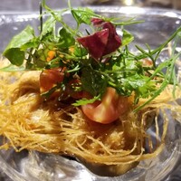 十皿 - ⑤牡蠣(北海道仙鳳趾産)のカダイフ焼き、ハーブ載せ
                    微かに生臭みを感じるが加熱してあり無問題。
                    濃厚でミルキーな味わいで旨みもたっぷり。