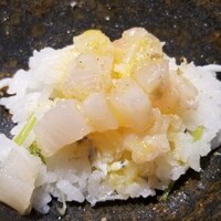 十皿 - ⑪三つ葉&釜上げしらす&茗荷の土鍋ご飯、太刀魚のヅケ、卵黄と味噌のソース掛け、振り胡椒
                    太刀魚の脂が楽しめました。
                    この日出て来たお料理の中では、これが一番良かった！