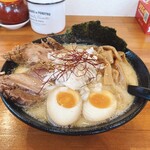 風味絶佳 麺屋まるきた商店 - 煮卵１個と分厚い叉焼が３枚鎮座しています。