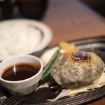 ミート矢澤 - 1番人気のデミグラスチーズハンバーグ