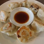 文華楼 - 焼き餃子〜一口サイズでも満足度は高め