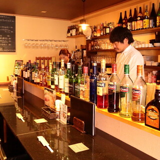 Comfortable counter seats where you can have a lively conversation if you sit side by side.