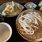 田舎うどん てつ - 盛りうどん普通盛りと
            椎茸、ミョウガの天ぷら　抹茶塩とカレー塩で