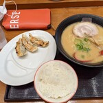 らーめん寿がきや - 料理写真:味噌ラーメン、ごはん付き餃子３個