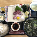 あらし - 特選刺身定食。はまちと鯛はレギュラーでこの日はイカがランダムでした。刺身は弾力あってプリプリで脂乗ってて美味しいです。徳島名産のスダチをかけてどうぞ。ワカメ汁もオススメです。