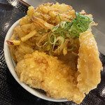 丸亀製麺 - セルフ天丼
            （野菜のかき揚げ•蓮根の天ぷら•かしわ天）
            と、薬味ネギ