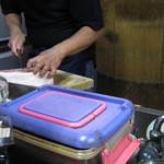 炭火焼肉 てんぐ - 肉を切る大将