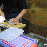 炭火焼肉 てんぐ - 肉切る大将その２